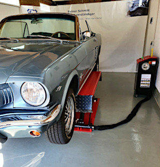 Oldtimer Ford Mustang beim Kfz-Sachverständigen Schmitt auf der Hebebühne