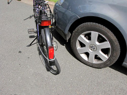 Fahrrad und VW Touran nach einem Unfall; anklicken zum Vergrößern