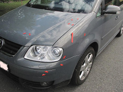 Markierung der Unfallspuren am VW Touran; anklicken zum Vergrößern