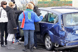 Autounfall - Wenn es gescheppert hat, unbedingt bis zur Klärung warten und relevante Daten austauschen; Foto: ADAC/dpp-AutoReporter