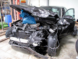 Unfallauto Audi - Frontansicht; anklicken zum Vergrößern