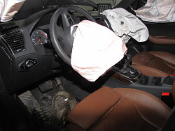 Unfallauto Audi - Cockpit Fahrerseite mit geöffneten Airbags; anklicken zum Vergrößern