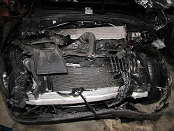 Unfallauto Audi - Frontansicht Motor; anklicken zum Vergrößern
