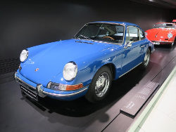 Porsche Museum; anklicken zum Vergrößern