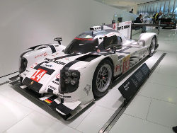 Porsche Museum; anklicken zum Vergrößern