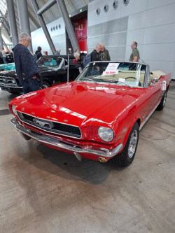 roter Ford Mustang Oldtimer; anklicken zum Vergrößern