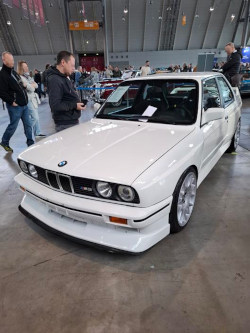 weißer BMW Oldtimer; anklicken zum Vergrößern