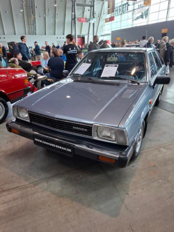 silberner Honda Oldtimer; anklicken zum Vergrößern
