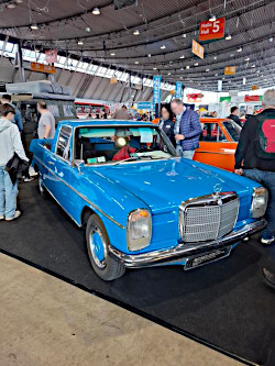 blauer Mercedes Oldtimer; anklicken zum Vergrößern