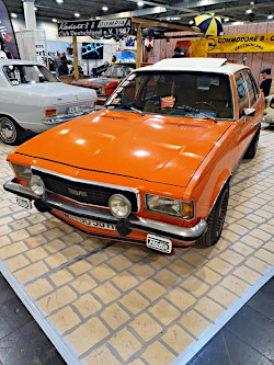 Oldtimer Opel; anklicken zum Vergrößern
