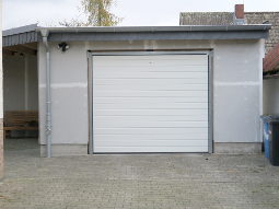 Die neue Garage mit geschlossenem Tor