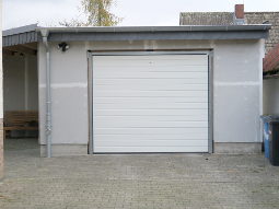 Die neue Garage mit geschlossenem Tor