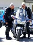 Besprechung am Motorrad