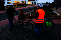 Radfahrer mit und ohne Warnweste