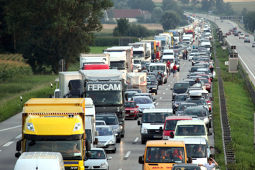 Verkehrsregeln gelten auch im Stau und bei Sperrungen. Foto: ADAC/dpp-AutoReporter Rettungsgasse; Foto: ADAC/dpp-AutoReporter